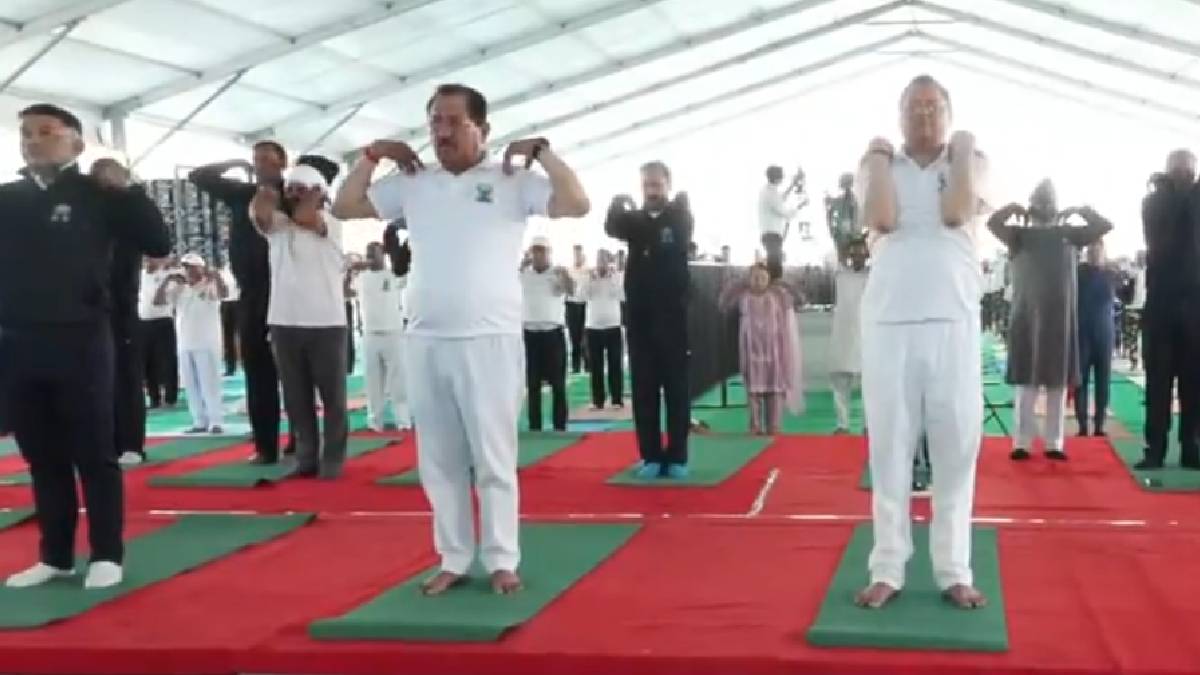 উত্তরাখণ্ডের মুখ্যমন্ত্রী পুষ্কর সিং ধামি ১২তম আন্তর্জাতিক যোগ দিবস উপলক্ষে চম্পাবতের বানবাসা মিনি স্টেডিয়ামে আয়োজিত অনুষ্ঠানে যোগাভ্যাস করেন উত্তরাখণ্ডের মুখ্যমন্ত্রী পুষ্কর সিং ধামি ১২তম আন্তর্জাতিক যোগ দিবস উপলক্ষে চম্পাবতের বানবাসা মিনি স্টেডিয়ামে আয়োজিত অনুষ্ঠানে যোগাভ্যাস করেন