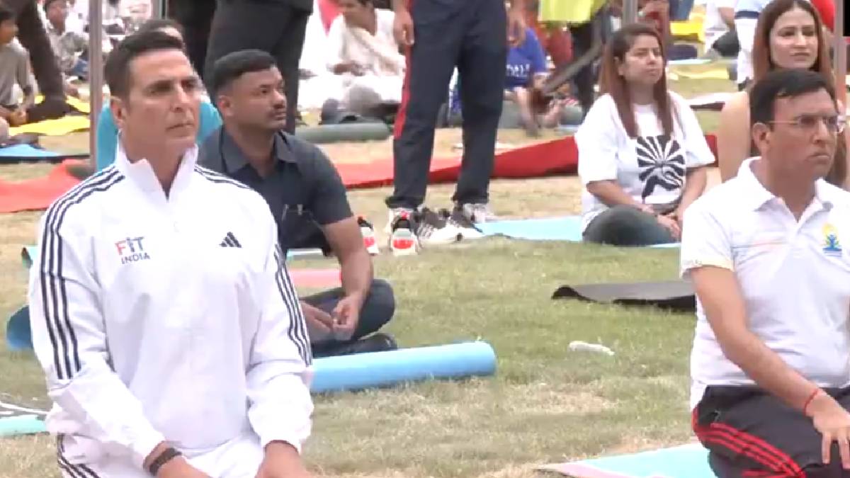কেন্দ্রীয় ক্রীড়ামন্ত্রী মনসুখ মাণ্ডব্য এবং অভিনেতা অক্ষয় কুমার দিল্লিতে আয়োজিত আন্তর্জাতিক যোগ দিবসের অনুষ্ঠানে অংশগ্রহণ করেন কেন্দ্রীয় ক্রীড়ামন্ত্রী মনসুখ মাণ্ডব্য এবং অভিনেতা অক্ষয় কুমার দিল্লিতে আয়োজিত আন্তর্জাতিক যোগ দিবসের অনুষ্ঠানে অংশগ্রহণ করেন