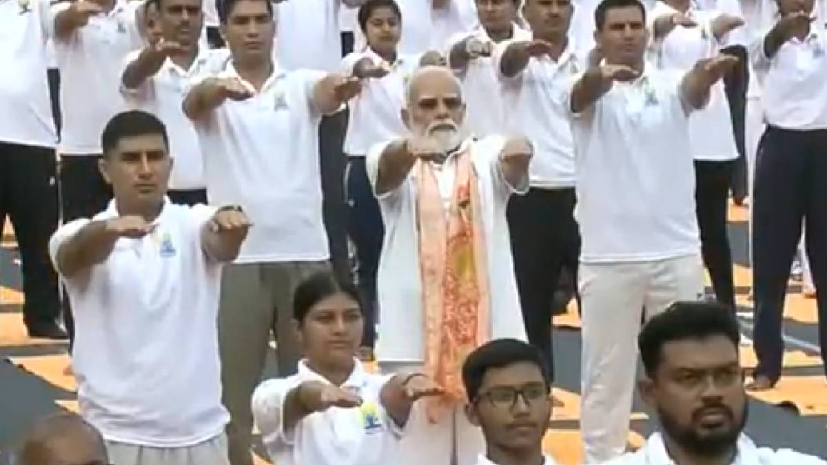 এ দিন প্রধানমন্ত্রী যোগাভ্যাসও করেন এ দিন প্রধানমন্ত্রী যোগাভ্যাসও করেন