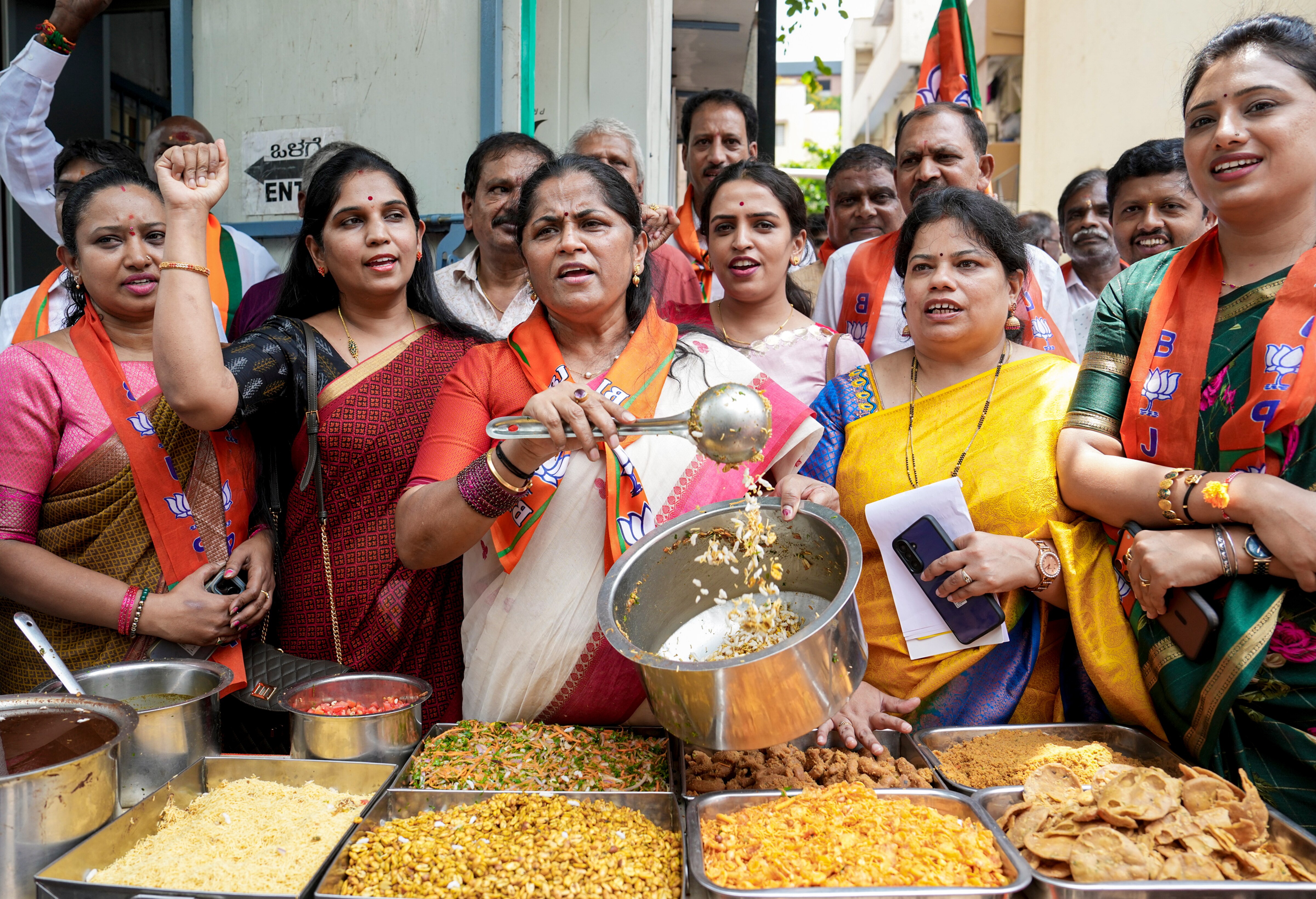 বিজেপির সদর দফতরে ঝালমুড়ি বিতরণ 