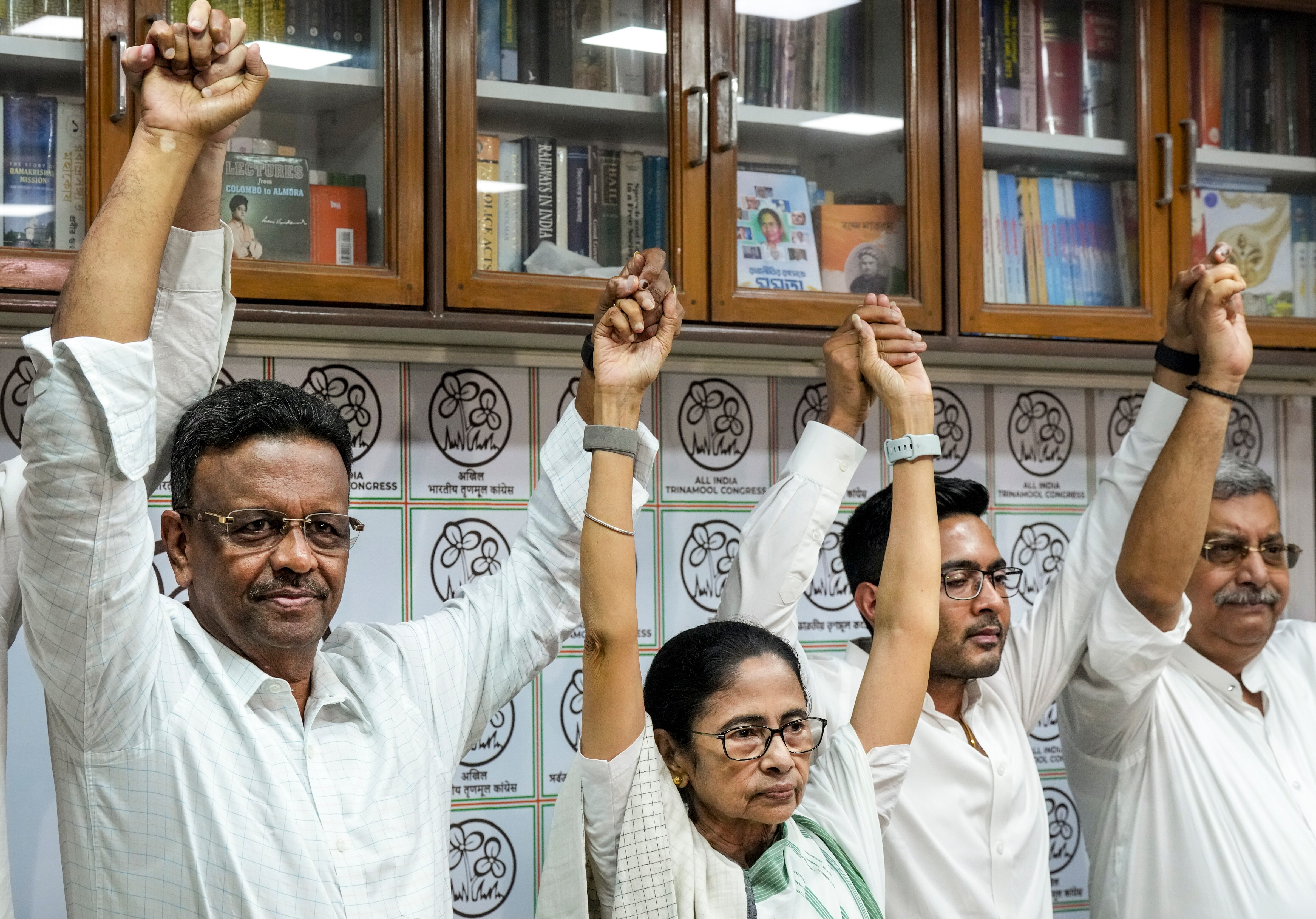 শোভন চট্টোপাধ্যায়ের ইস্তফার পরে মেয়র হন ফিরহাদ