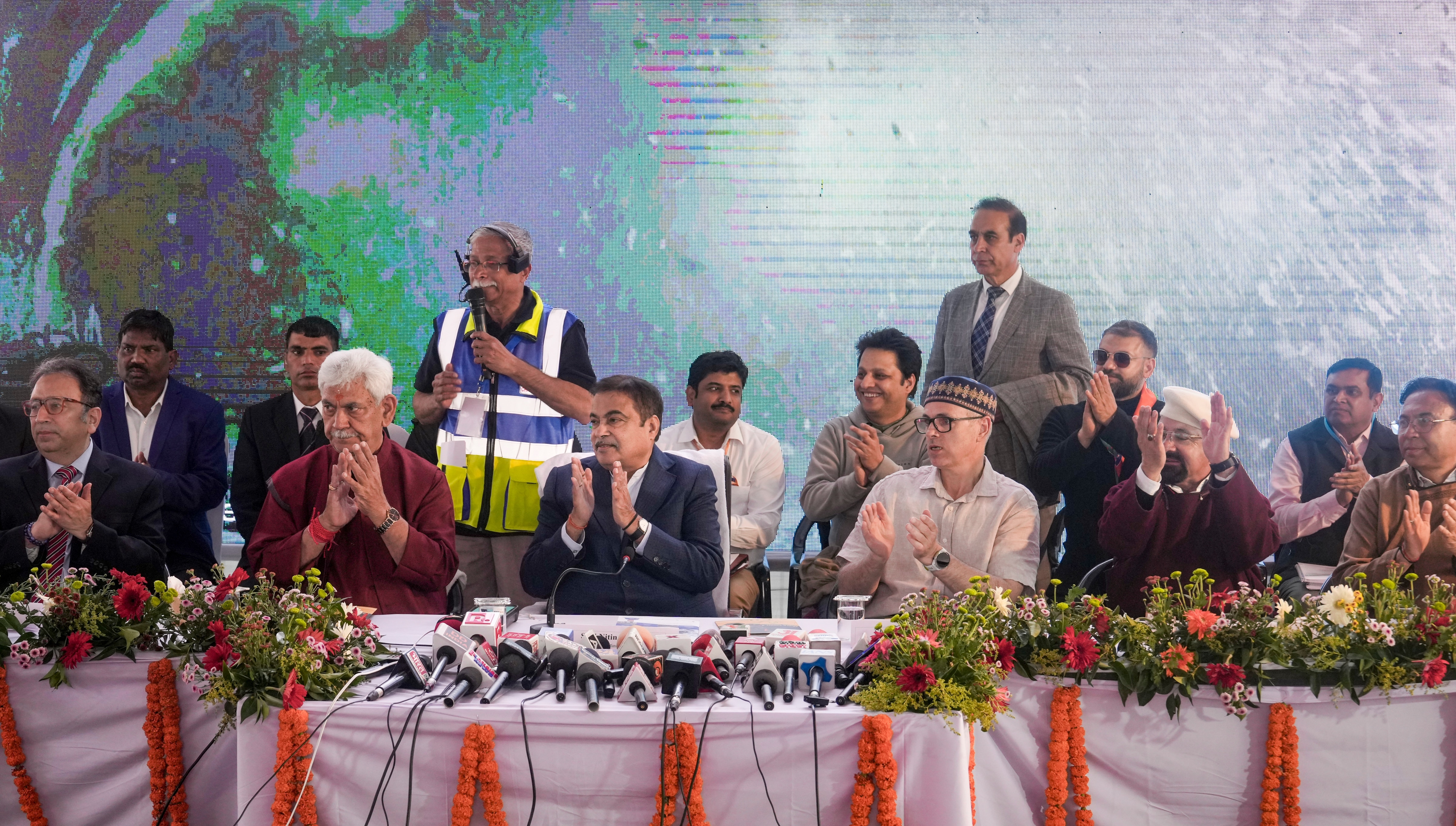 বিশ্বের দীর্ঘতম দ্বিমুখী একক-টিউব সড়ক টানেল বিশ্বের দীর্ঘতম দ্বিমুখী একক-টিউব সড়ক টানেল