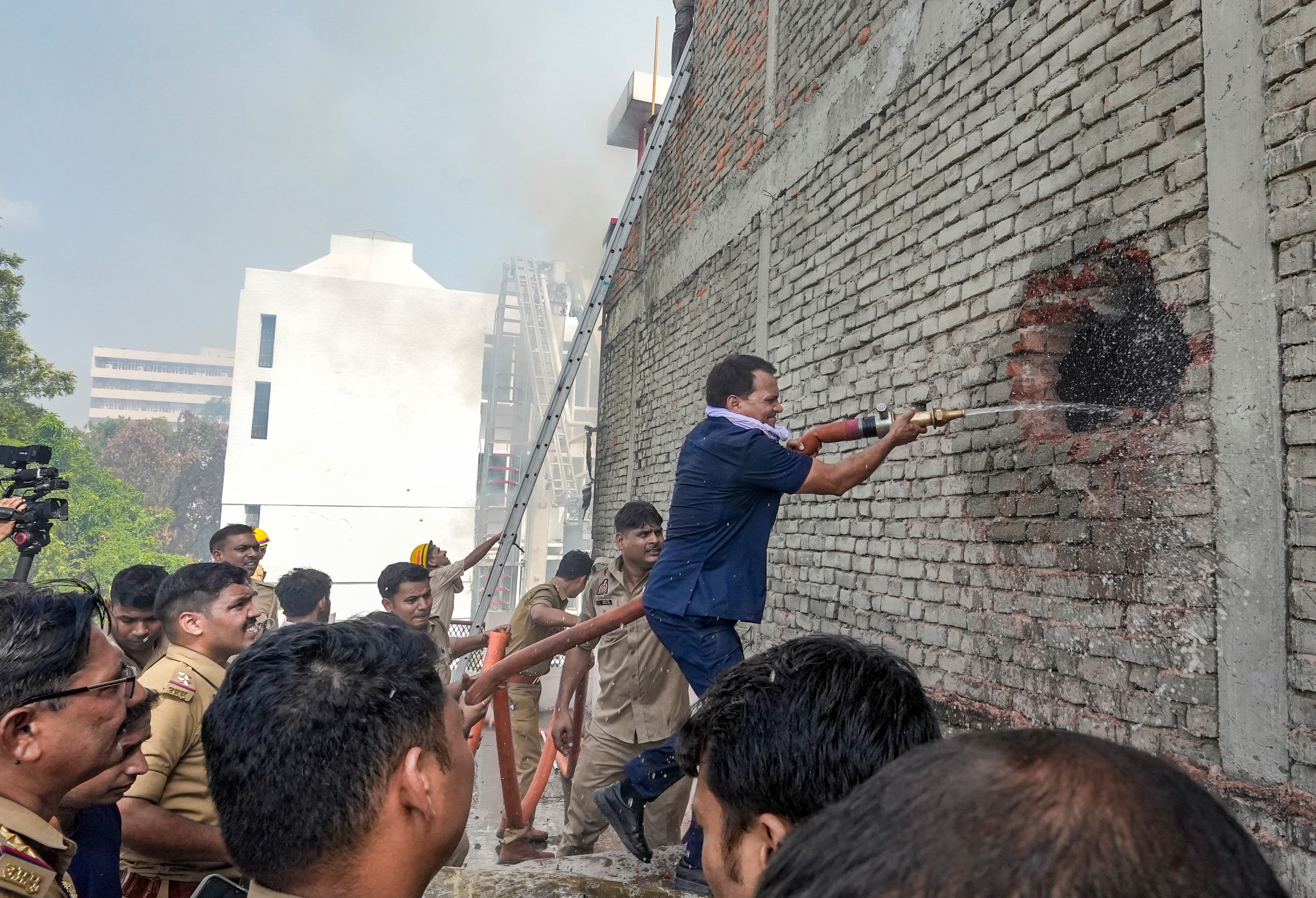 লখনউয়ে ভয়াবহ অগ্নিকাণ্ড লখনউয়ে ভয়াবহ অগ্নিকাণ্ড