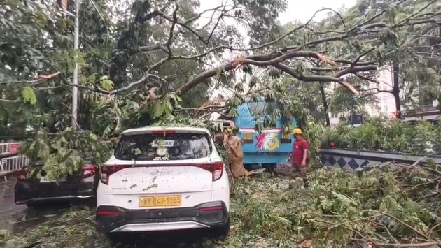 বিভিন্ন গুরুত্বপূর্ণ রাস্তায় জল বিভিন্ন গুরুত্বপূর্ণ রাস্তায় জল