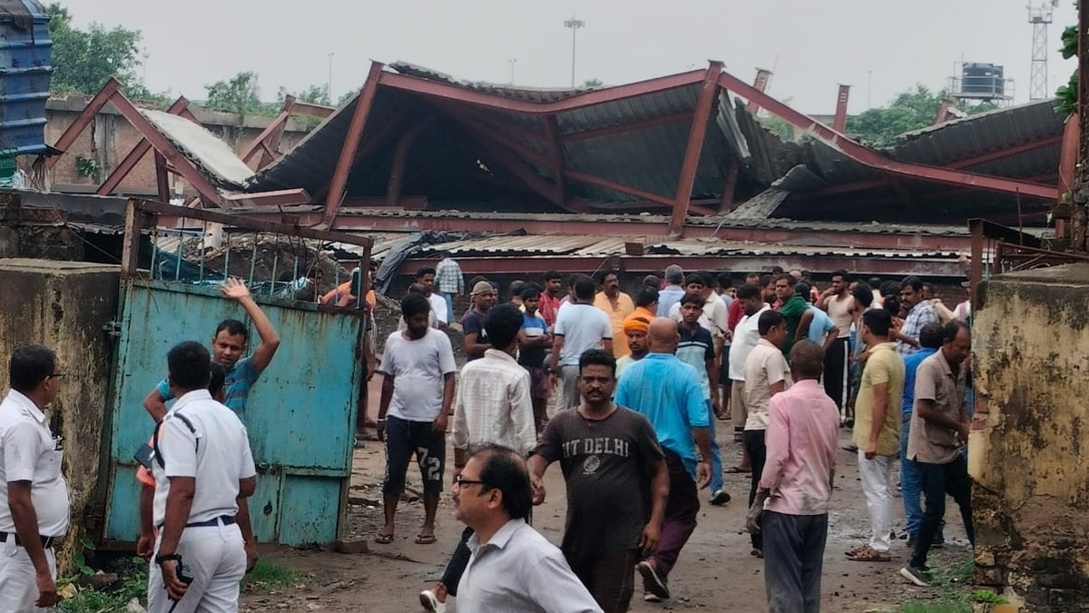  তারাতলায় হুড়মুড়িয়ে ভেঙে পড়েছে নির্মীয়মাণ গোডাউনের ছাদ