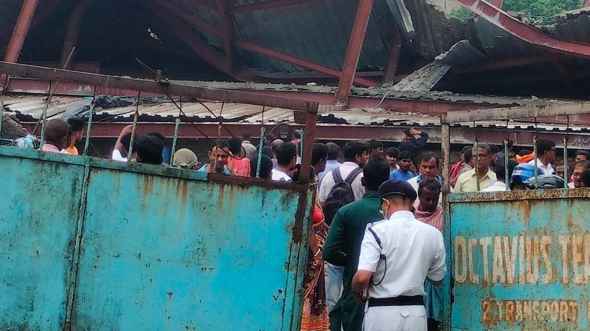  তারাতলায় হুড়মুড়িয়ে ভেঙে পড়েছে নির্মীয়মাণ গোডাউনের ছাদ
