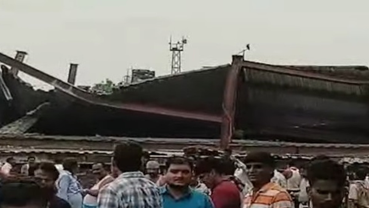  তারাতলায় হুড়মুড়িয়ে ভেঙে পড়েছে নির্মীয়মাণ গোডাউনের ছাদ