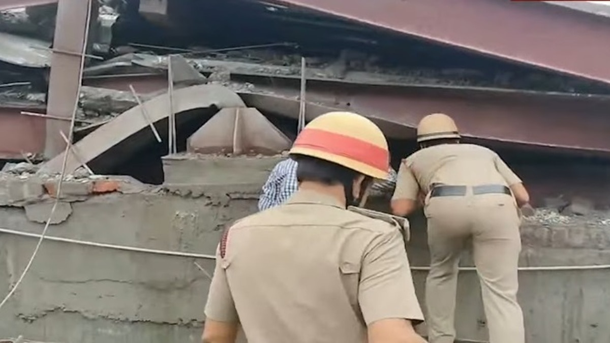  তারাতলায় হুড়মুড়িয়ে ভেঙে পড়েছে নির্মীয়মাণ গোডাউনের ছাদ