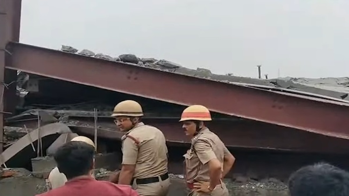  তারাতলায় হুড়মুড়িয়ে ভেঙে পড়েছে নির্মীয়মাণ গোডাউনের ছাদ