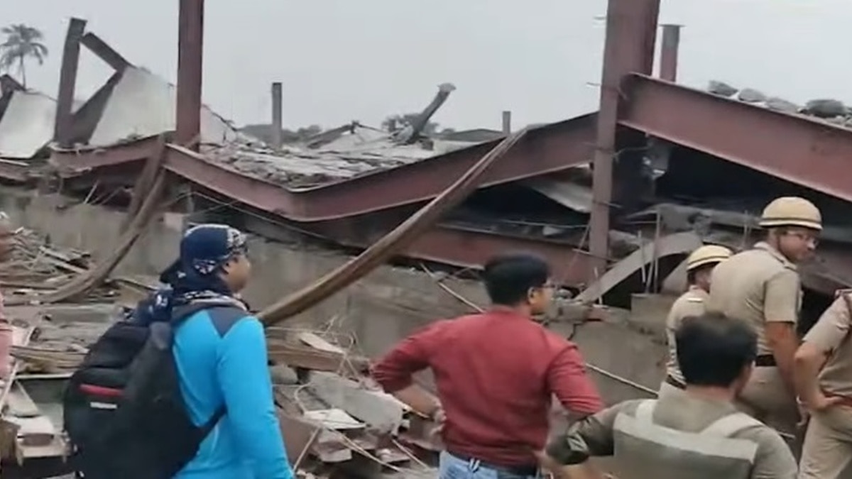  তারাতলায় হুড়মুড়িয়ে ভেঙে পড়েছে নির্মীয়মাণ গোডাউনের ছাদ