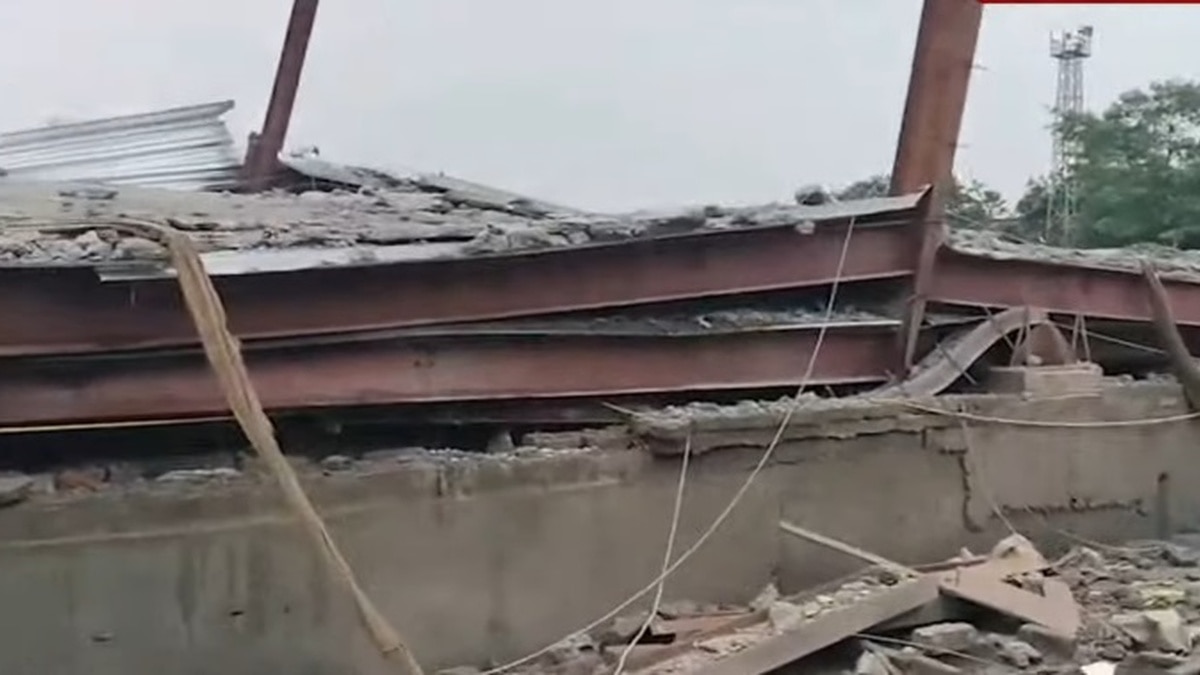  তারাতলায় হুড়মুড়িয়ে ভেঙে পড়েছে নির্মীয়মাণ গোডাউনের ছাদ