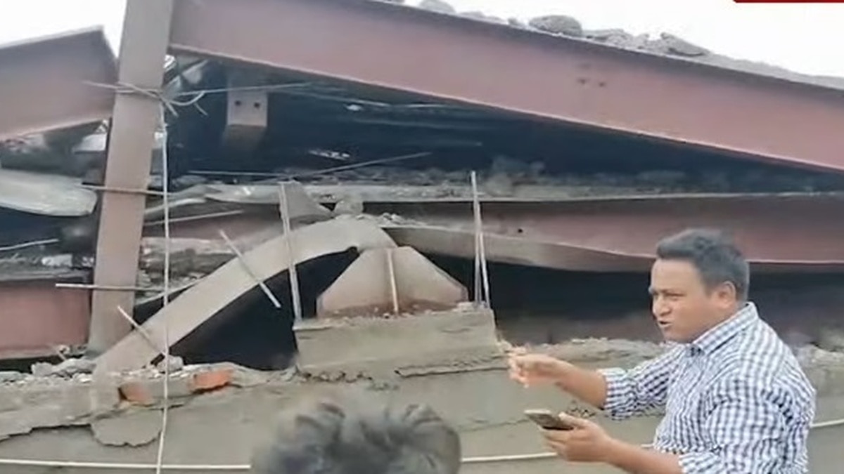  তারাতলায় হুড়মুড়িয়ে ভেঙে পড়েছে নির্মীয়মাণ গোডাউনের ছাদ