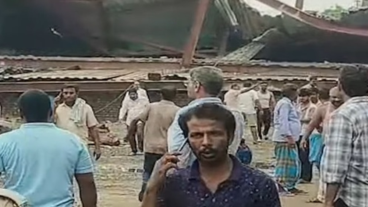  তারাতলায় হুড়মুড়িয়ে ভেঙে পড়েছে নির্মীয়মাণ গোডাউনের ছাদ