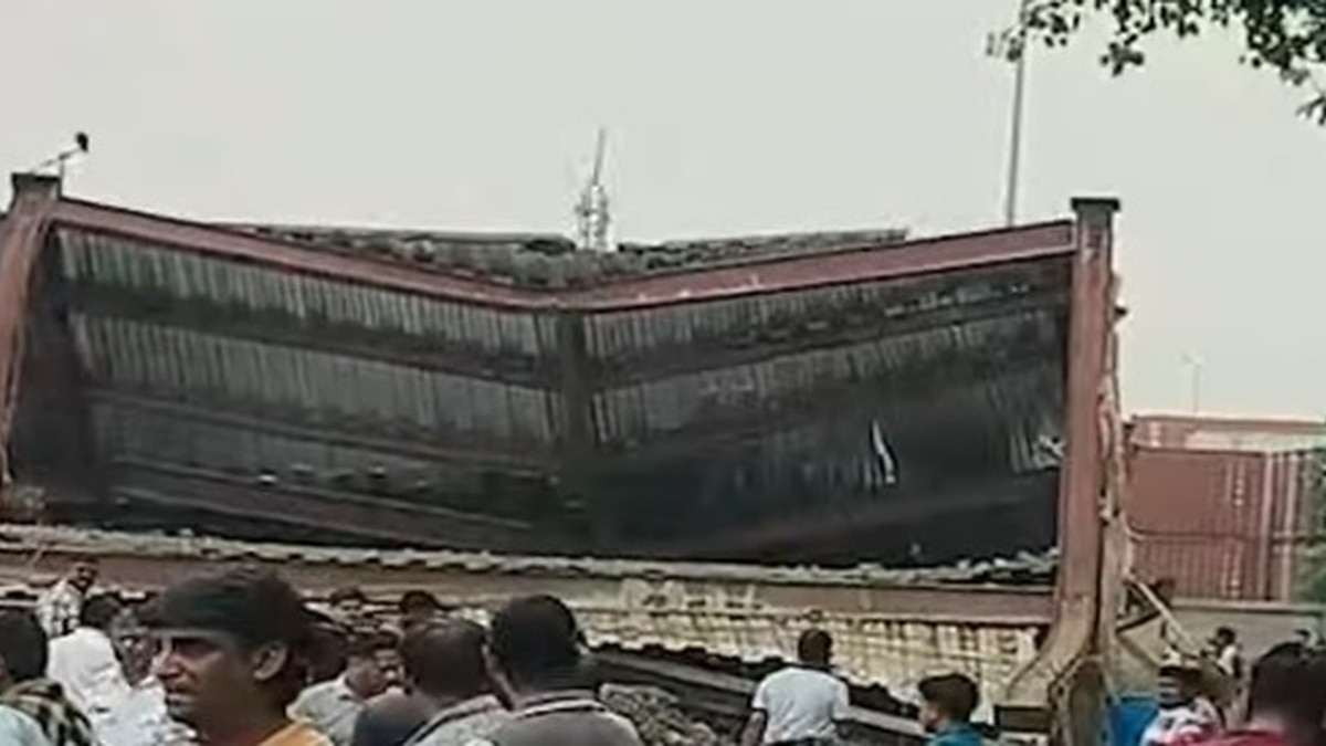  তারাতলায় হুড়মুড়িয়ে ভেঙে পড়েছে নির্মীয়মাণ গোডাউনের ছাদ