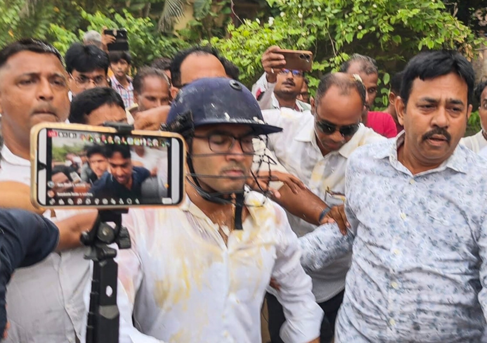 ৬ জনের কয়েক জন