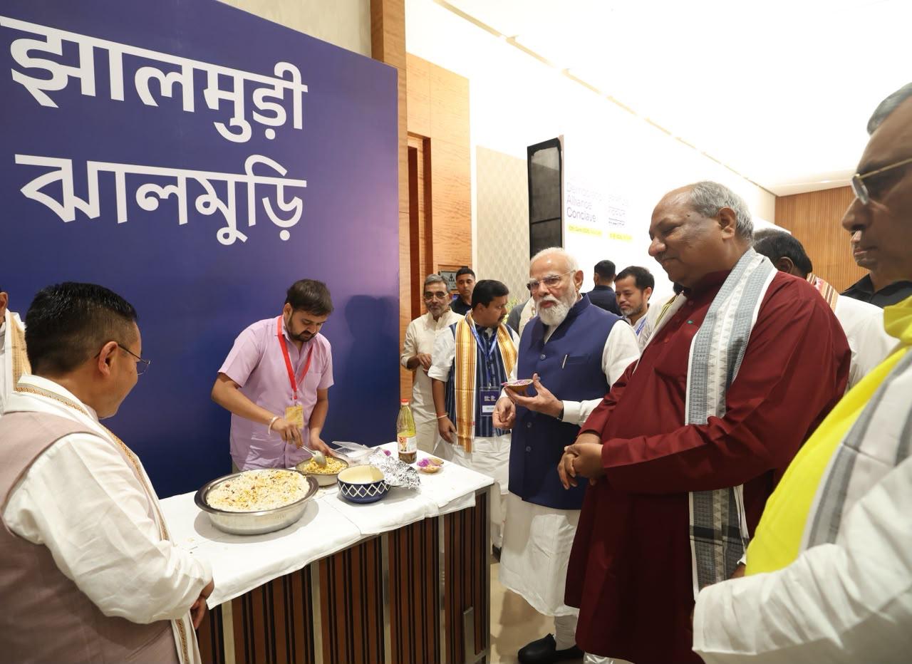 NDA-র নেতারা সামিল ঝালমুড়ি খেতে 