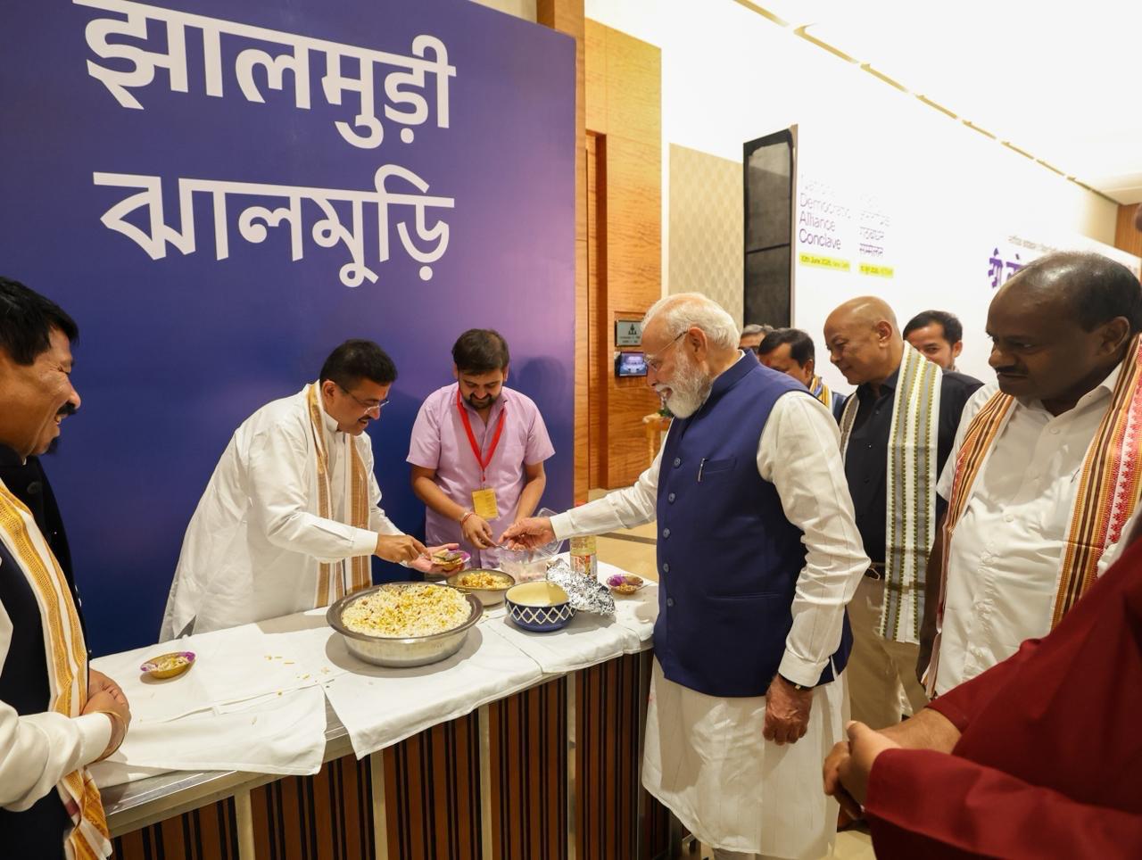 উপস্থিত নেতাদের ঝালমুড়ি খাওয়ান শুভেন্দু