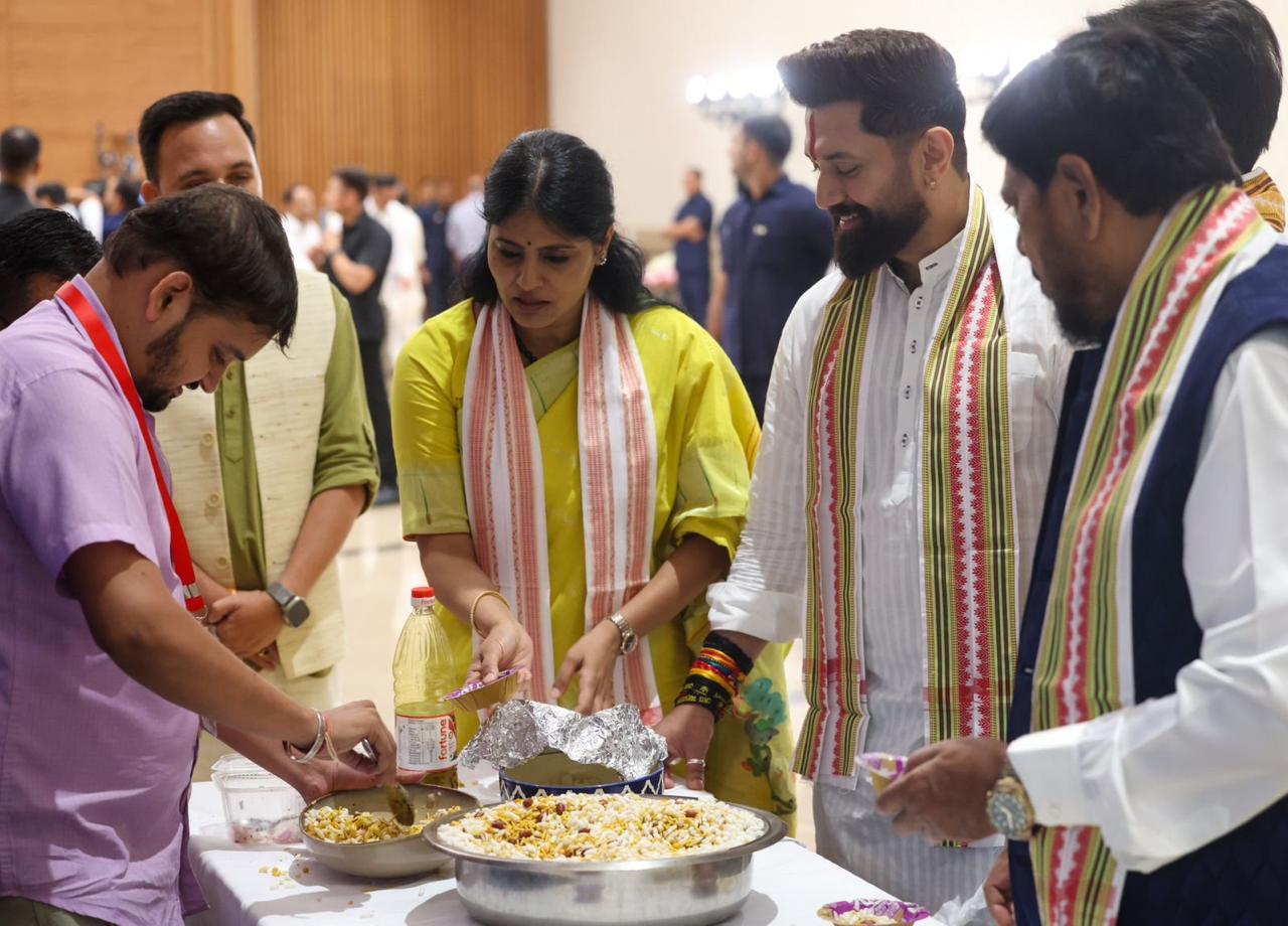 প্রধানমন্ত্রী মোদীর ঝালমুড়ি খাওয়ার ভিডিও ভাইরালও হয়েছে