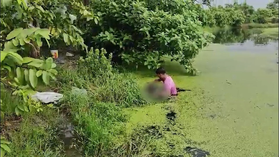 পুলিশের বন্দুক ছিনিয়ে নিয়ে পালিয়ে যাওয়ার চেষ্টা