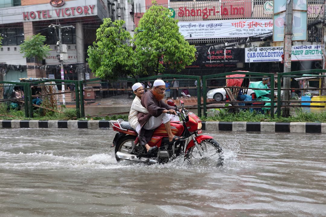 বহু গ্রামে এখনও কোমর সমান জল