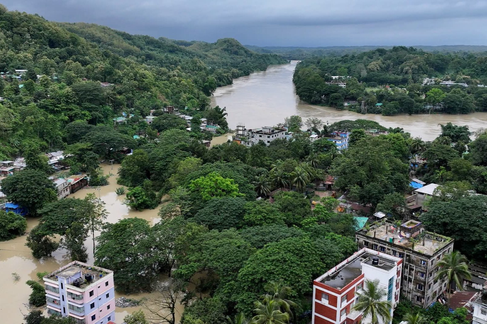  অন্তত ১৬ জনের মৃত্যু