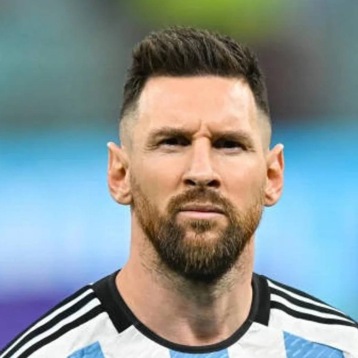 আজ সারা বিশ্ব লিওনেল মেসিকে ফুটবলের জাদুকর বলে ডাকে। কিন্তু একটা সময় ছিল যখন তার পরিবার আর্জেন্টিনার রোজারিওতে খুব সাদামাটা জীবনযাপন করত। তার বাবা একটি ইস্পাত কারখানায় কাজ করতেন, আর মাখণ্ডকালীন চাকরি করতেন। আর্থিক অবস্থা এতটাই খারাপ ছিল যে, শৈশবে তার বৃদ্