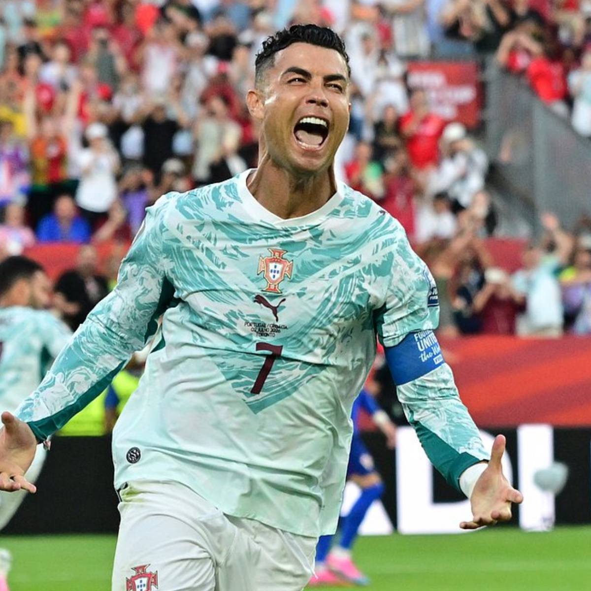 শেষ বাঁশি বাজার পর, দলের বাকি সদস্যদের সাথে প্রয়াত সতীর্থ দিয়োগো জটাকে শ্রদ্ধা জানানোর সময় পর্তুগিজ অধিনায়ক কান্নায় ভেঙে পড়েন।
