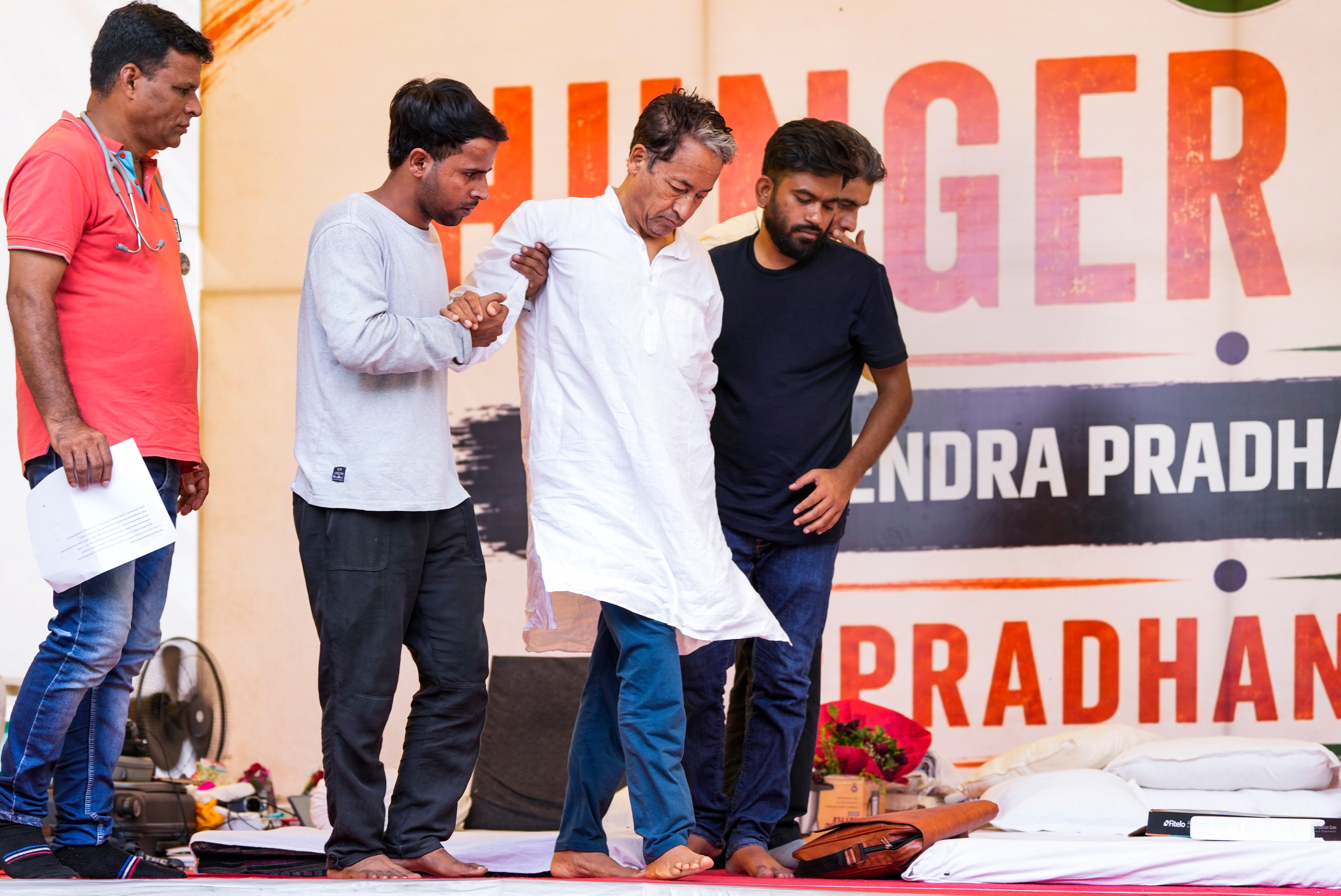 আজ ১৮তম দিনে পড়ল সোনমের অনশন 