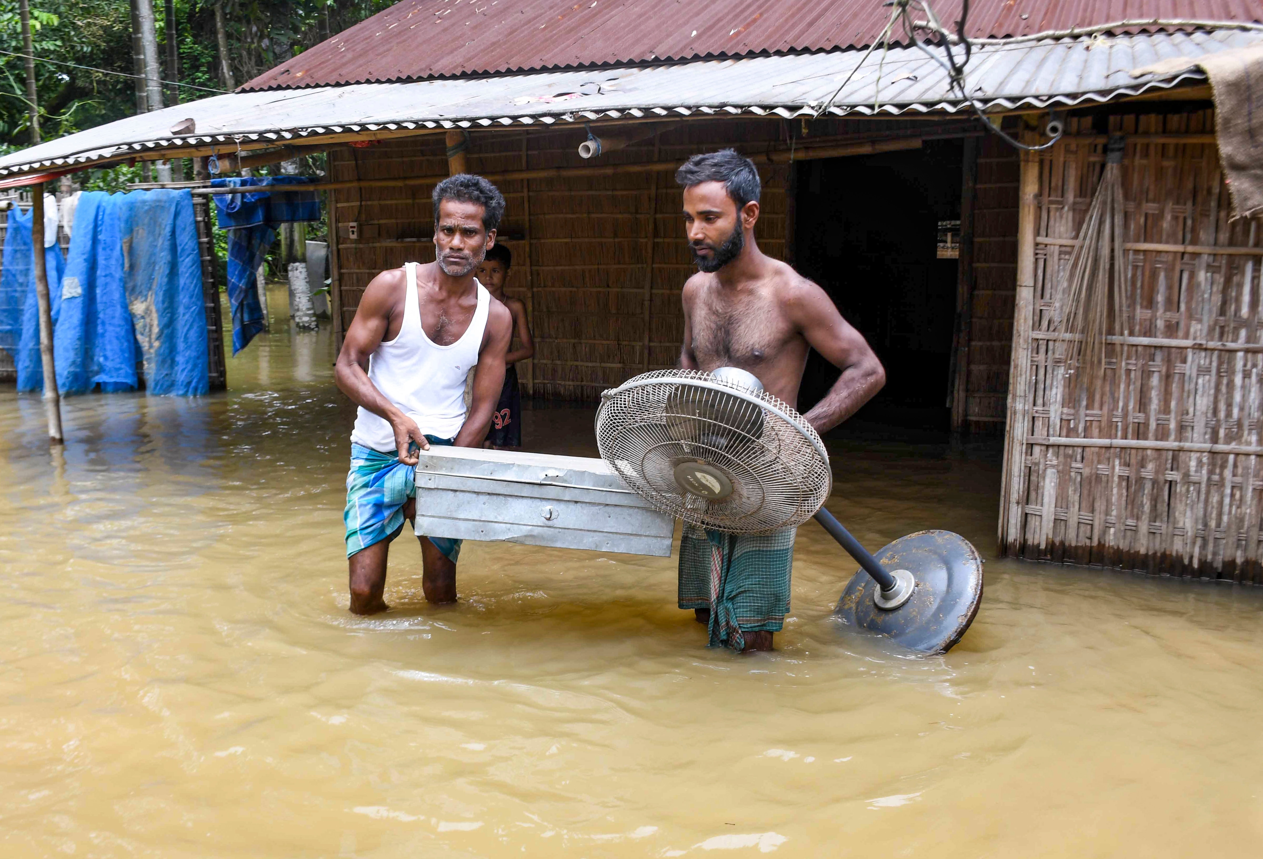 ত্রাণকার্য চালানো হচ্ছে জোরকদমে