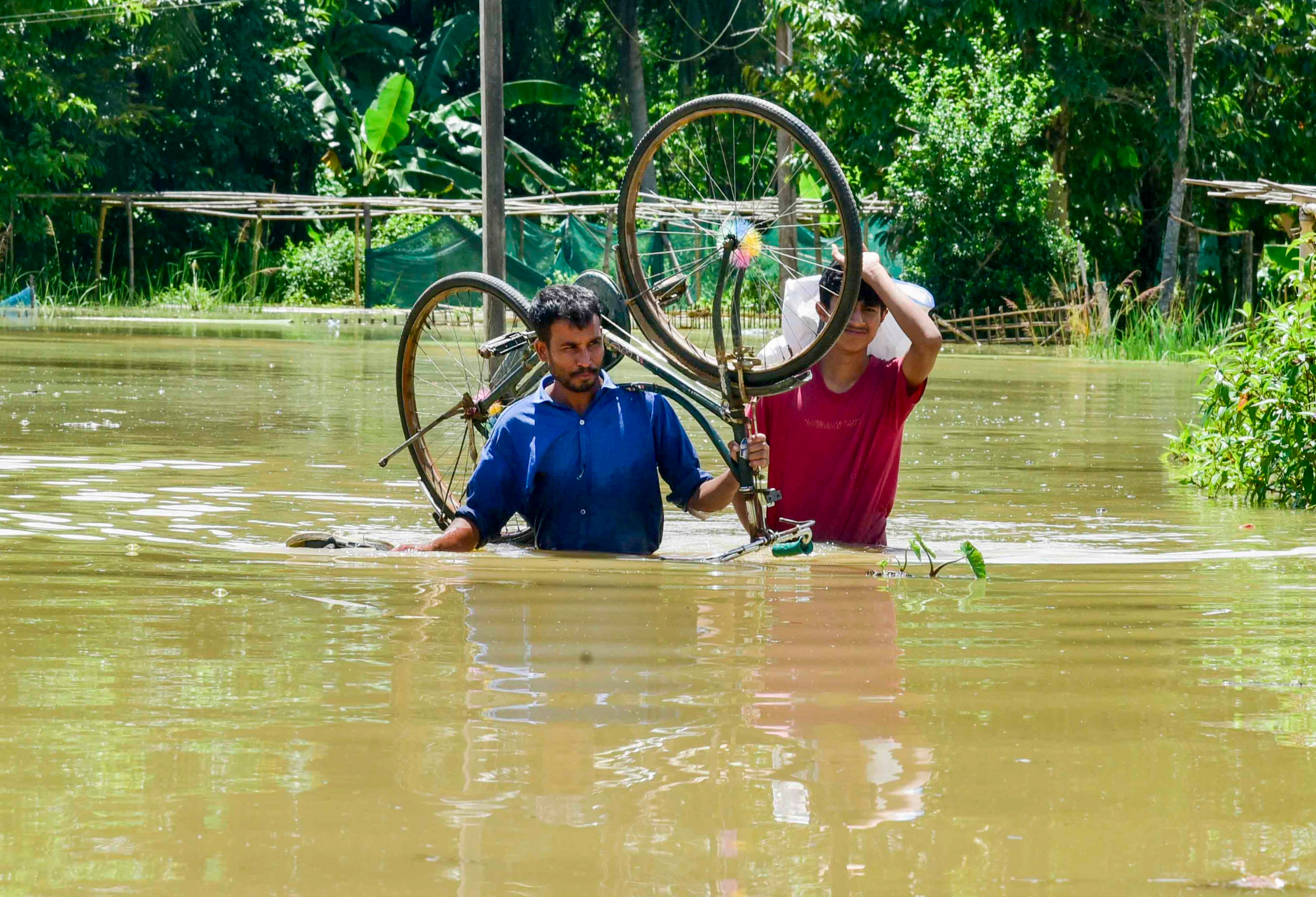 বন্যায় ৫৭৯টি বাড়ি সম্পূর্ণ ভেঙে পড়েছে