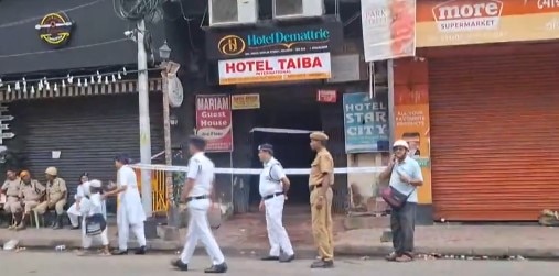 হোটেলের ৩ তলায় আগুন লাগে