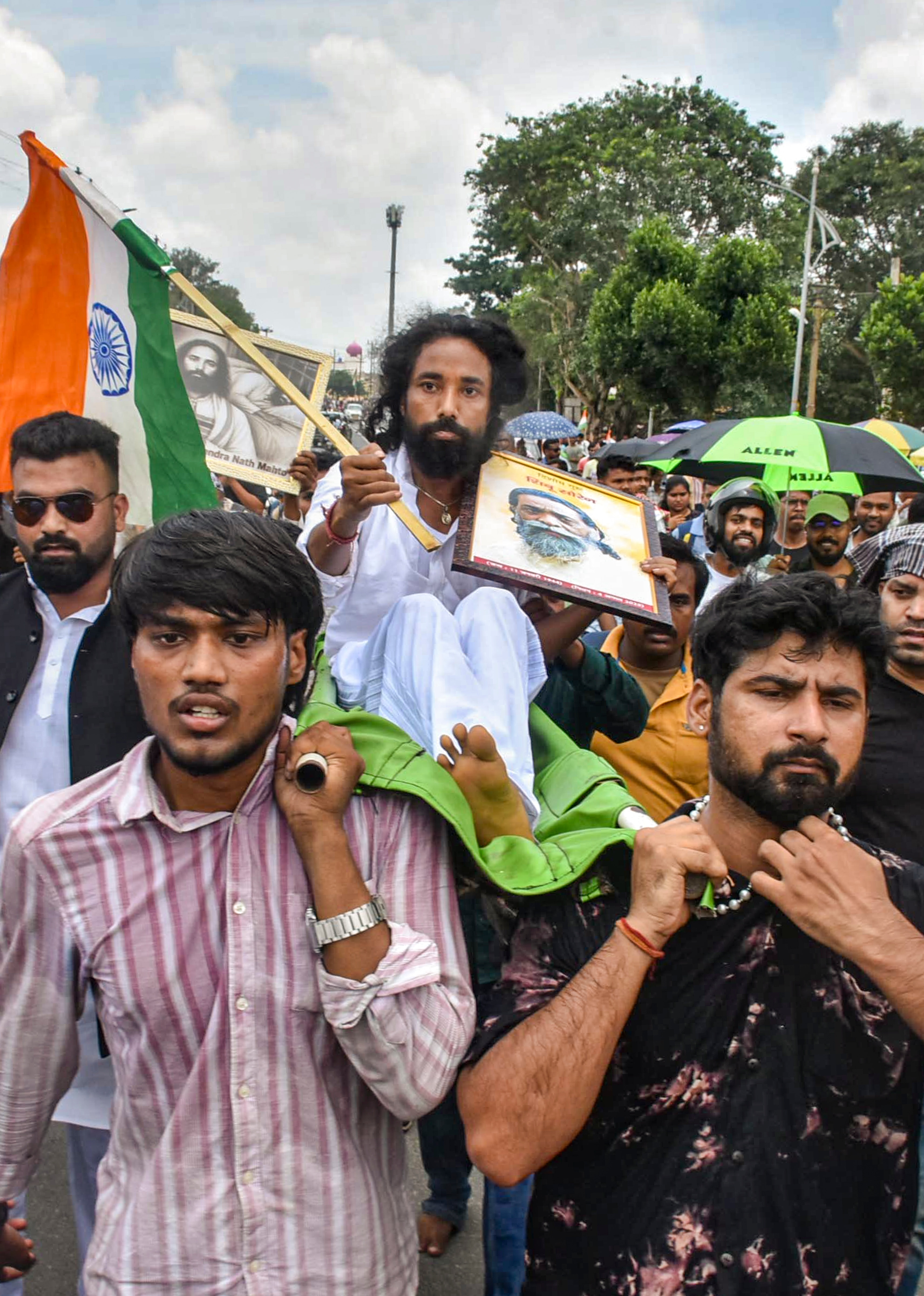 বিক্ষোভকারীদের সঙ্গে সরকারের বিক্ষোভকারীদের সঙ্গে সরকারের