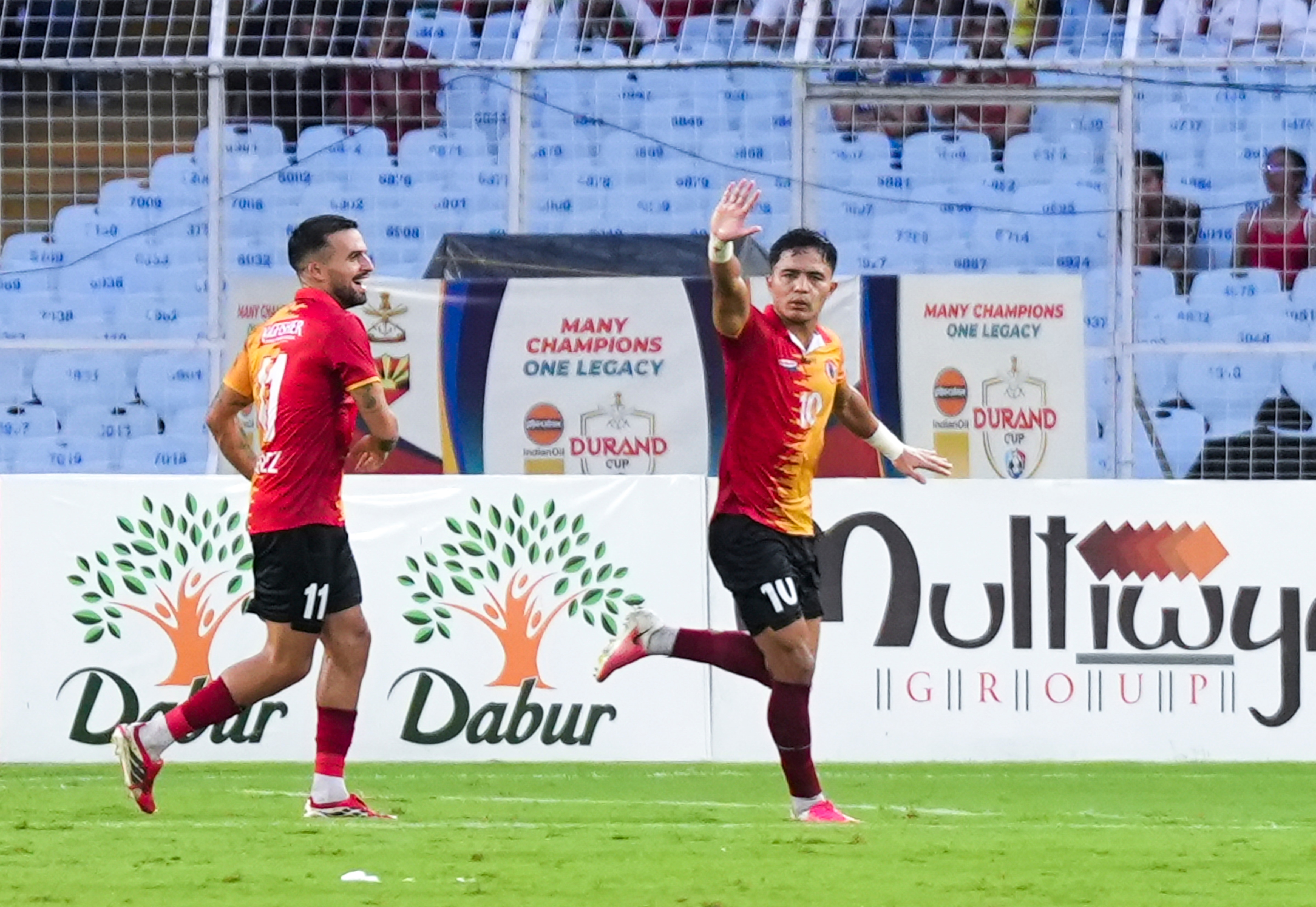 গ্যালারিতে ‘জয় ইস্টবেঙ্গল’