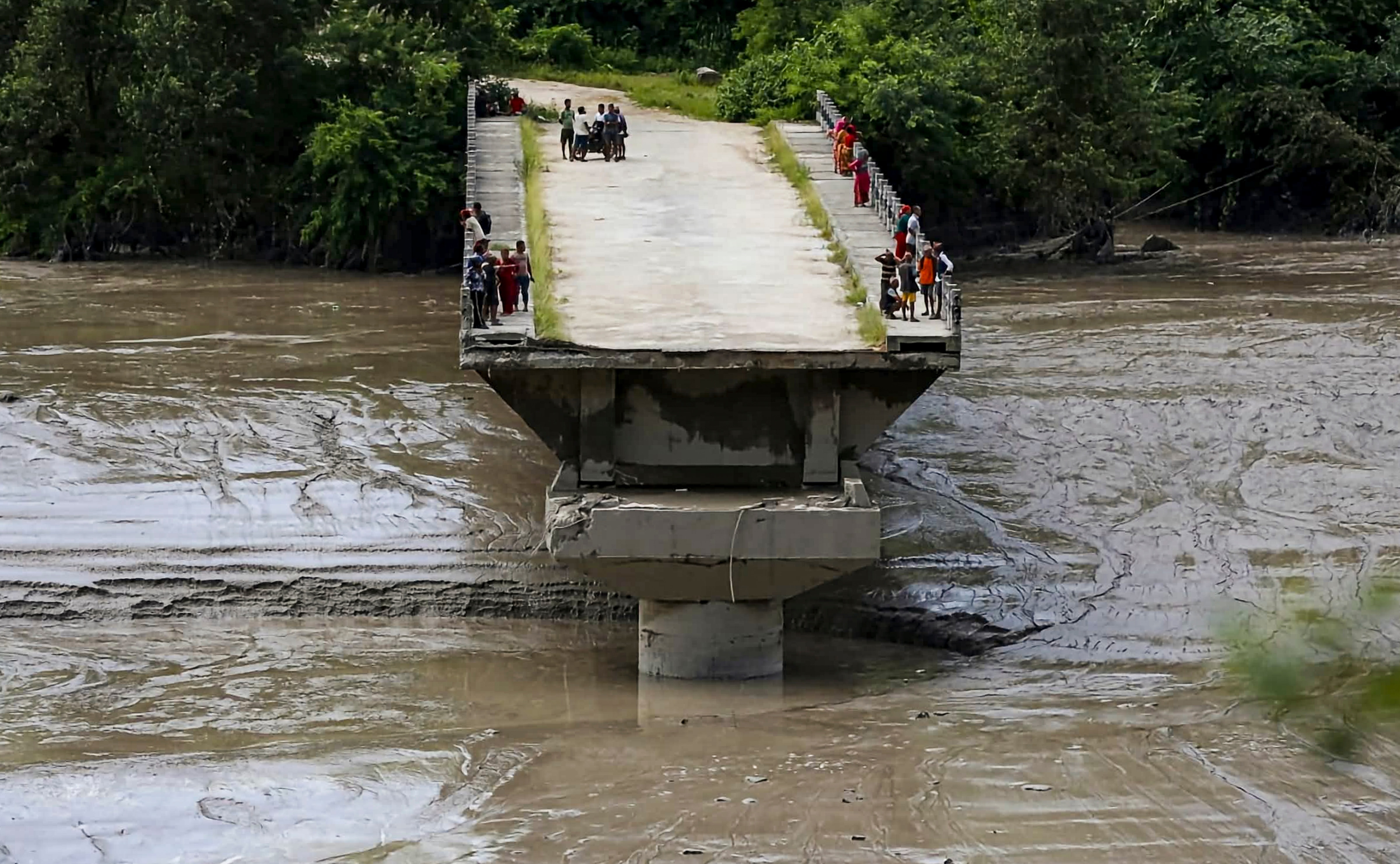 উদ্ধার ও ত্রাণকাজ কঠিন হয়ে উঠেছে