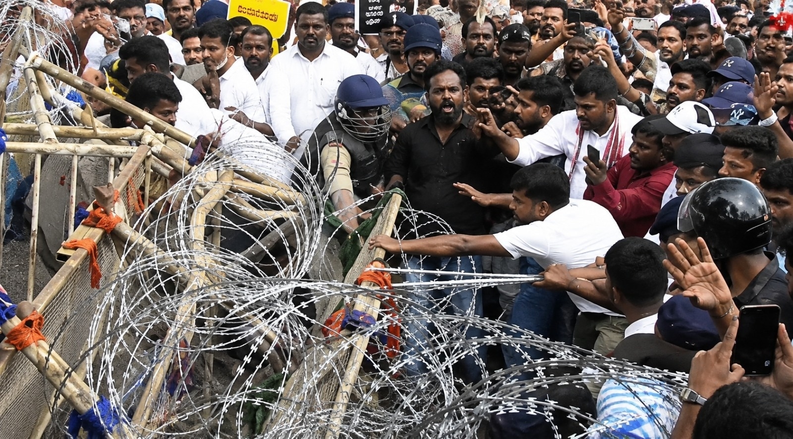 পুলিশ ব্যারিকেড পুলিশ ব্যারিকেড