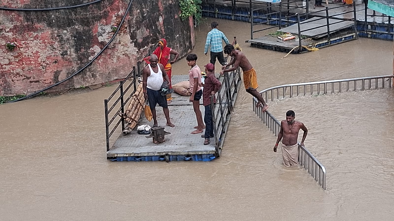 নদীর ক্রমবর্ধমান জলস্তর
