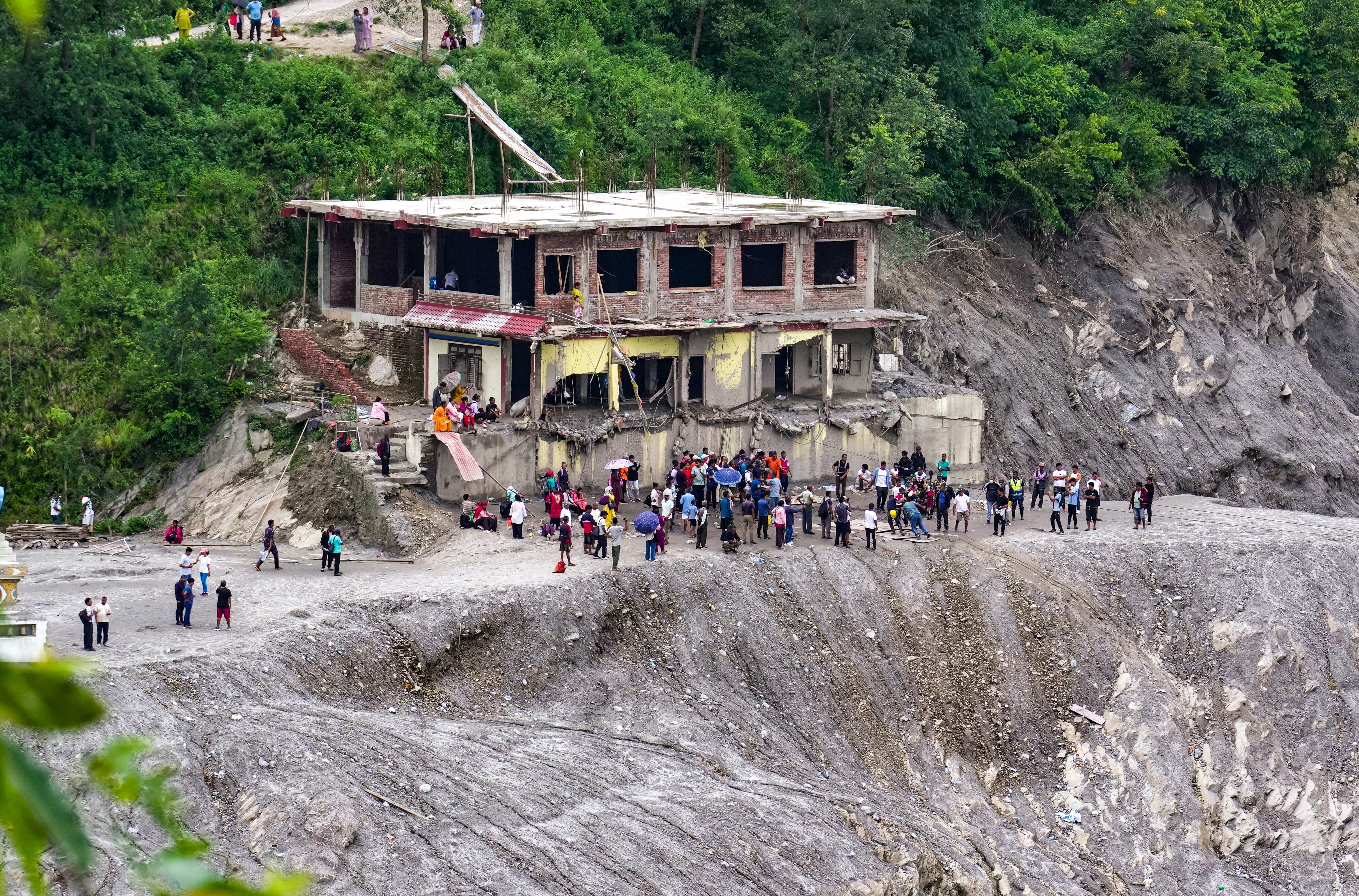 মঙ্গলবার রাতে কম্পন হয়