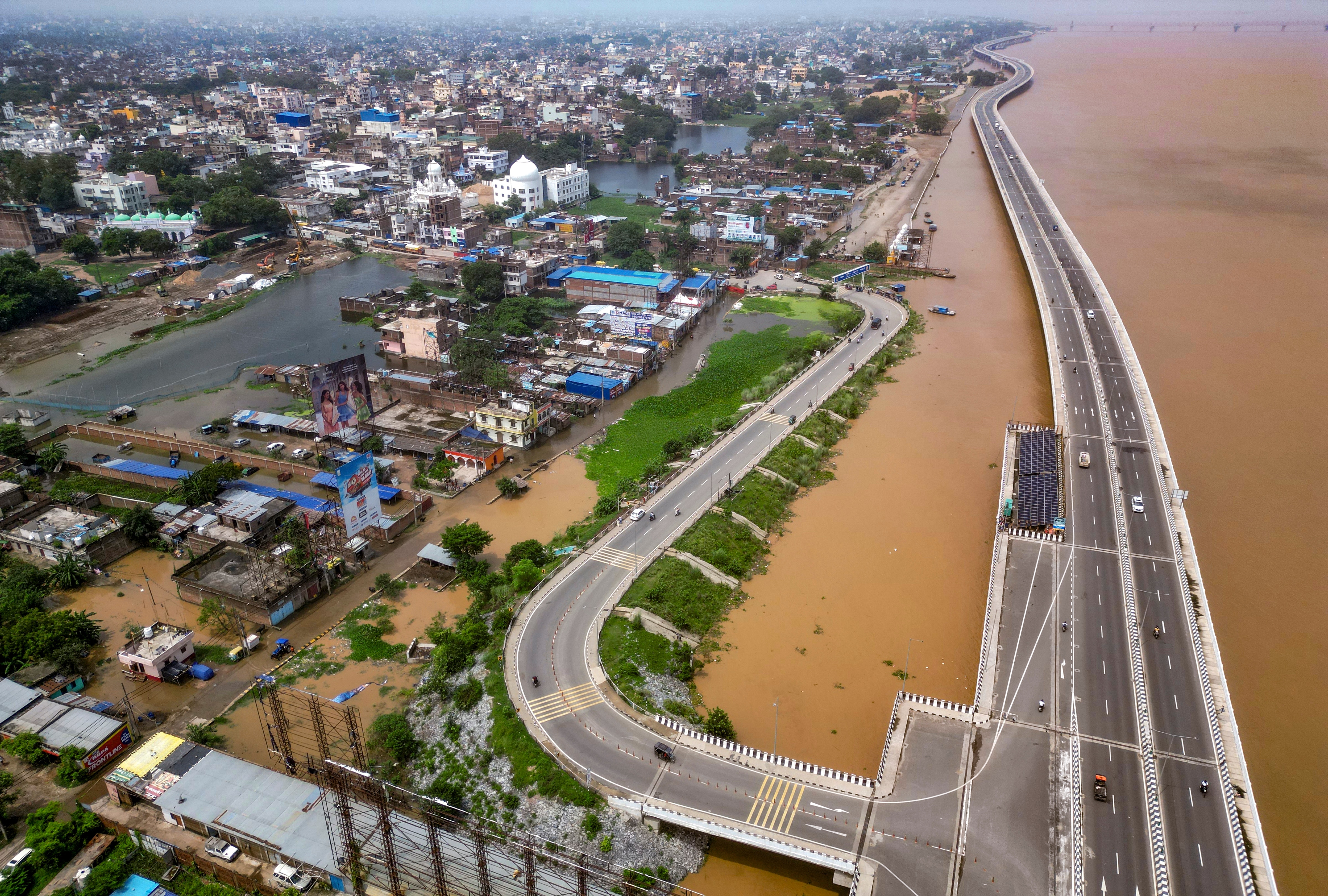 আকাশপথে বন্যা পরিস্থিতি পরিদর্শন