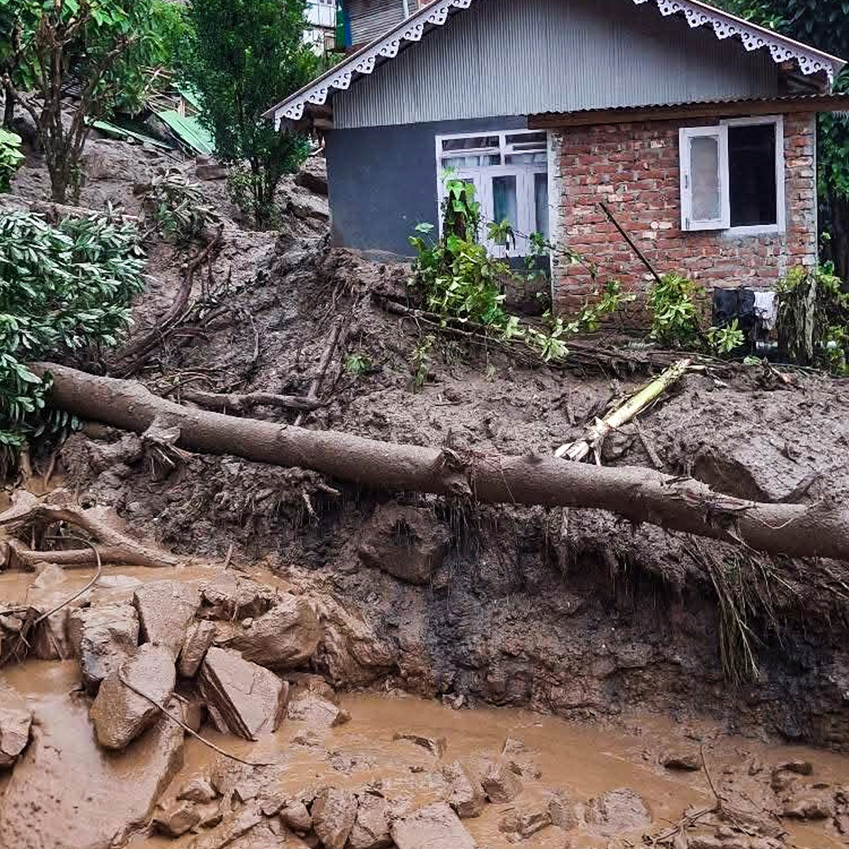 রিম্বি গ্রামের বেশ কয়েকটি বাড়ি ব্যাপকভাবে ক্ষতিগ্রস্ত