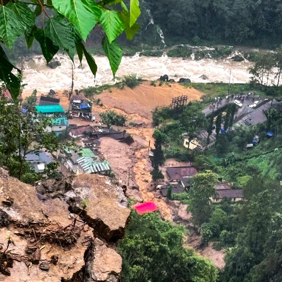 বৃহস্পতিবার রাতে ফের ধস