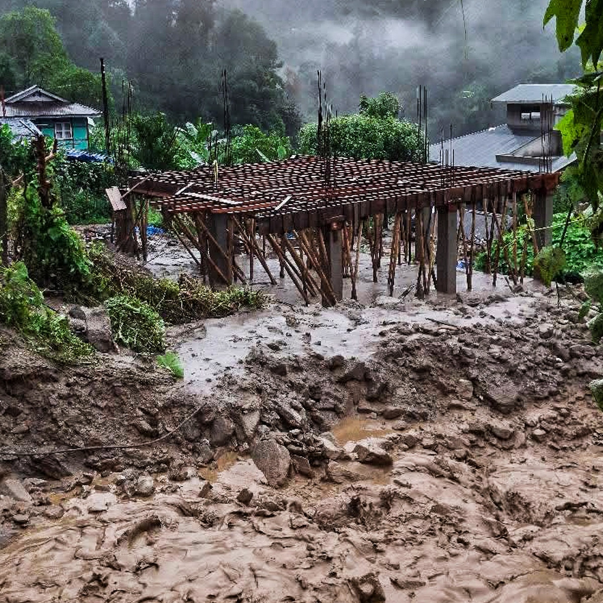 ধসের জন্য শুধু ভারী বৃষ্টিকে দায়ী করা যায় না