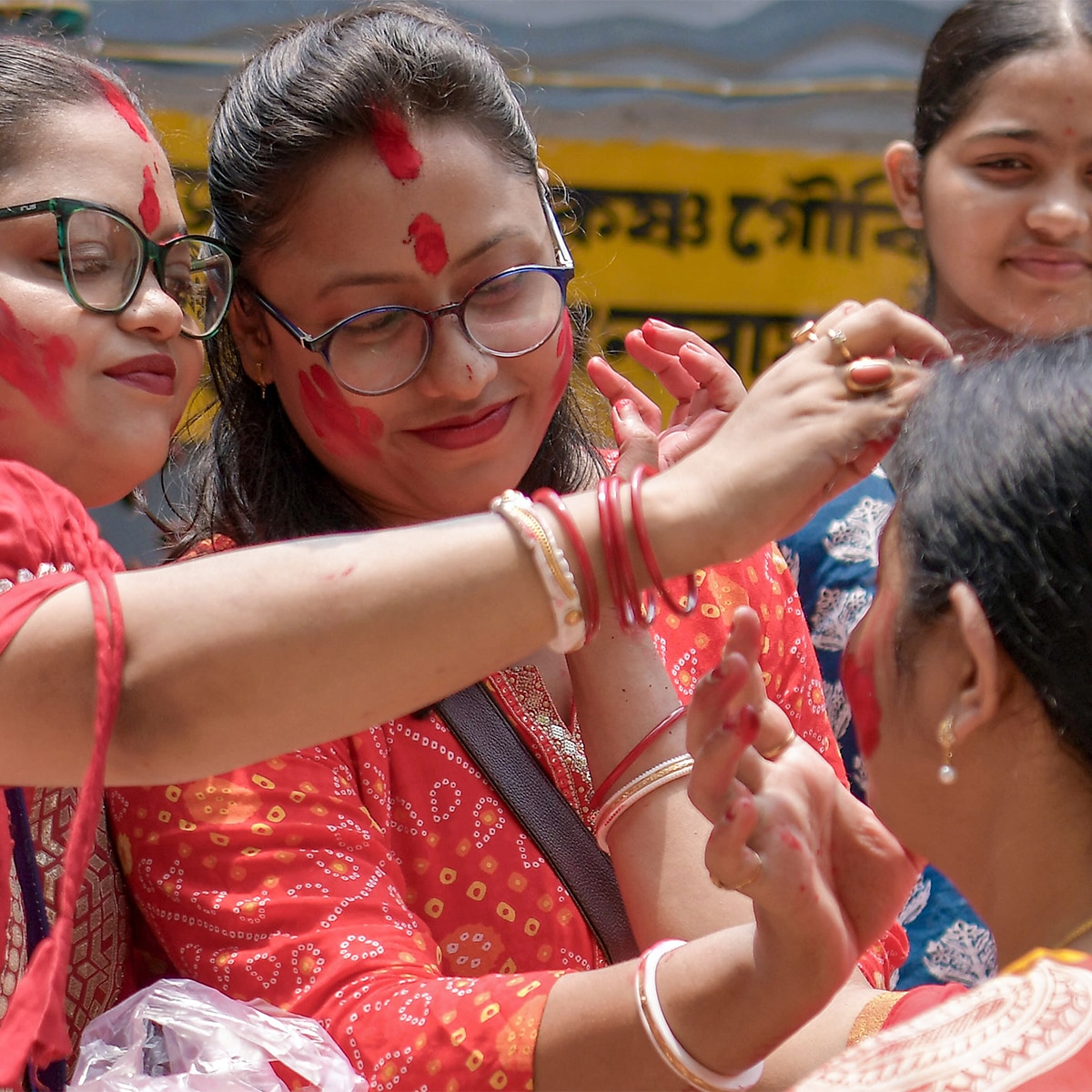 সিঁদুরখেলা একটি সামাজিক আচার সিঁদুরখেলা একটি সামাজিক আচার