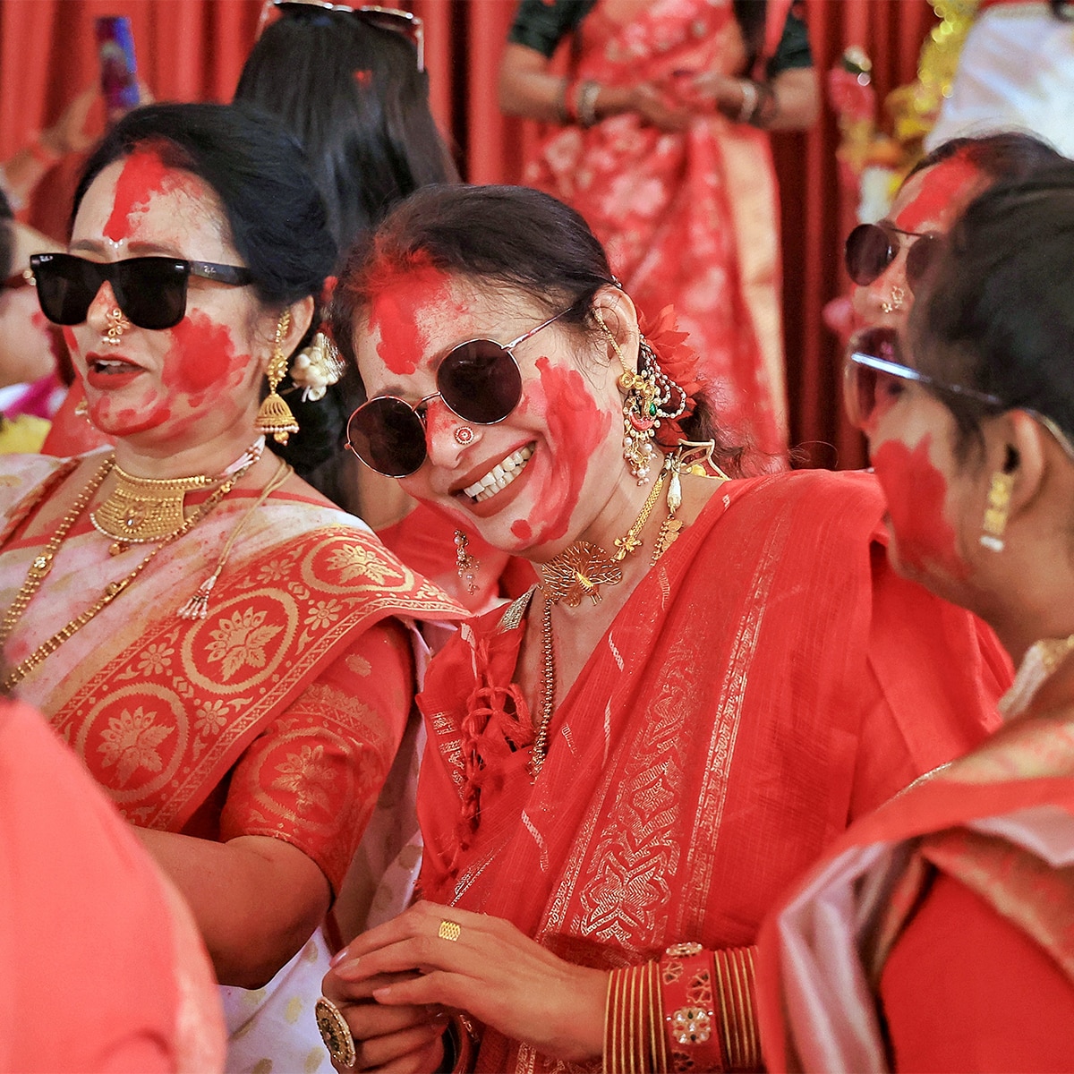 বিদায়বেলার মনখারাপকে ছাপিয়ে সিঁদুরখেলা বিদায়বেলার মনখারাপকে ছাপিয়ে সিঁদুরখেলা