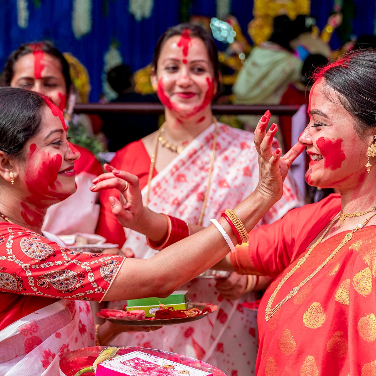 সিঁদুরখেলা কেবল ধর্মীয় আচারে সীমাবদ্ধ নয় সিঁদুরখেলা কেবল ধর্মীয় আচারে সীমাবদ্ধ নয়