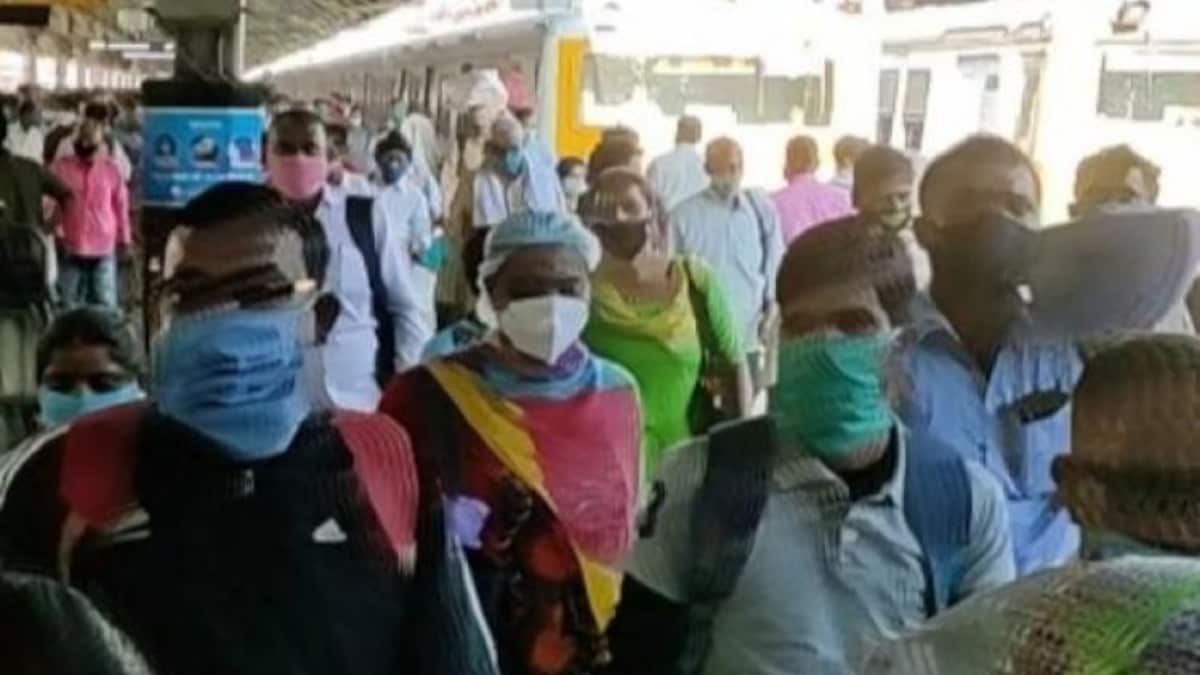 ৮ মাস পর লোকাল ট্রেন, হাওড়ায় সেই চেনা ভিড় - Local train service in West Bengal to resume today - AajTak