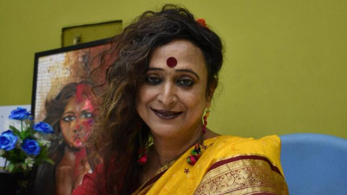 Manobi Bandyopadhyay: "আমি রূপান্তকামী বলেই কি করোনা পরীক্ষা হল না? প্রশ্ন অসুস্থ মানবীর - Manobi Bandyopadhyay transgender professor claims that she was refused to get tested for covid19 in the ...