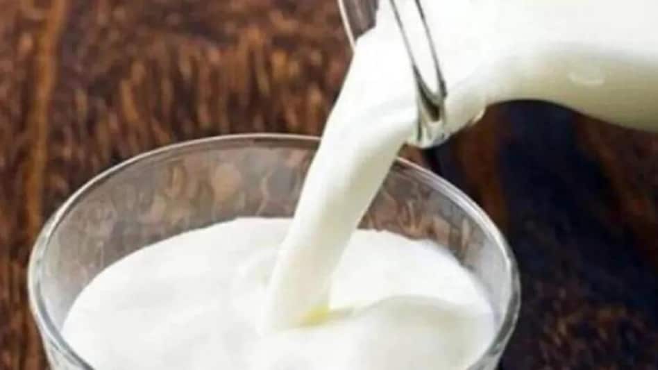 Milk Price Rise: আরও দামি দুধ, লিটারে ৫ টাকা দরবৃদ্ধি, ধাক্কা মধ্যবিত্তের বাজেটে - milk price rise milk becomes costlier by rs 5 per liter after mother dairy and amul hike milk