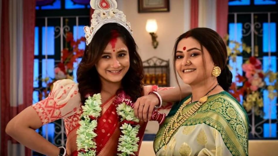 Ay Tobe Sahochori: বিবাহিত পুরুষকেই বাধ্য করেছিল পরকীয়া করতে! "আয় তবে সহচরী"র সতীন দেবিনার চরিত্রে গা জ্বলানো অভিনয় করা সেই খলনায়িকা আজ কোথায়? কেন কোথাও কাজ পাচ্ছেন না? 2 Aay Tobe Sohochori: দেবীনার ষড়যন্ত্রে ভাঙন ধরবে সই- বরফির সম্পর্কে? 'আয় তবে সহচরী'-তে টানটান পর্ব - Aay Tobe Sohochori ajker porbo Debina tries to create problems and distance between ...