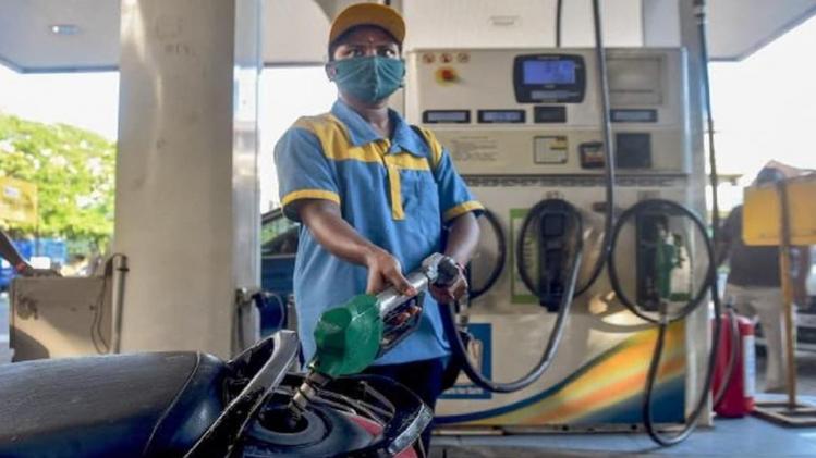 PetrolDiesel Price In Kolkata সস্তা হল পেট্রোলডিজেল, বাংলায় লিটারে