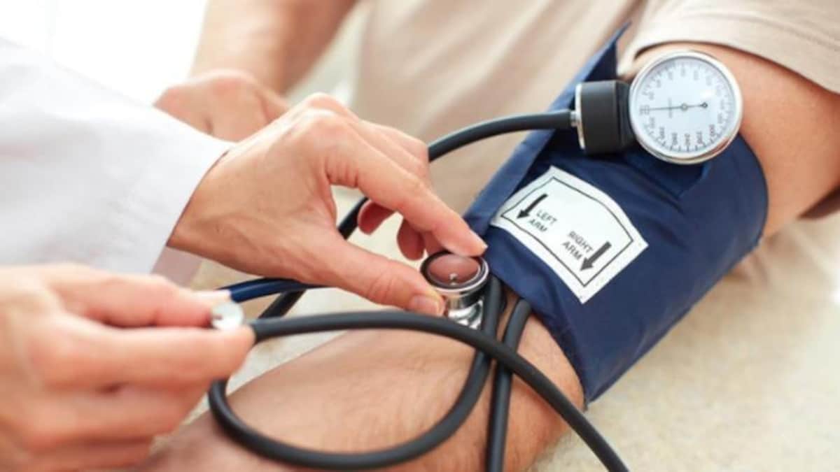 High Blood Pressure Control In Home : এই ৫ ঘরোয়া উপায়ে নিয়ন্ত্রণে রাখুন উচ্চ রক্তচাপ, সুরক্ষিত থাকবে হার্টও - High Blood Pressure Control In Home By Seasonal Fruits And Vegetables Apple Grape Pomegranate Onion And Amla prb - Aaj Tak Bangla